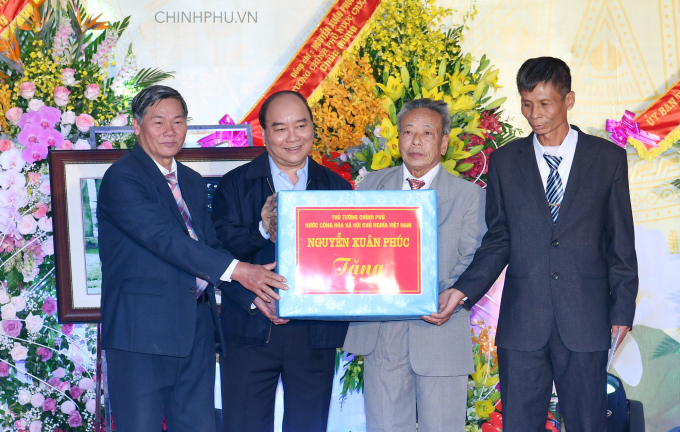 Thủ tướng Nguyễn Xu&acirc;n Ph&uacute;c dự ng&agrave;y hội Đại đo&agrave;n kết to&agrave;n d&acirc;n tộc tại huyện Việt Y&ecirc;n