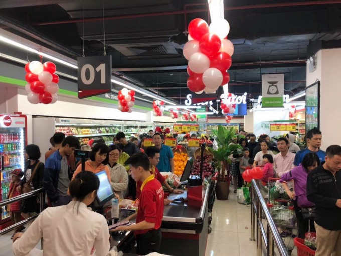 Đ&ocirc;ng đảo người d&acirc;n h&agrave;o hứng tới VinMart mới mua sắm ngay trong ng&agrave;y đầu khai trương.