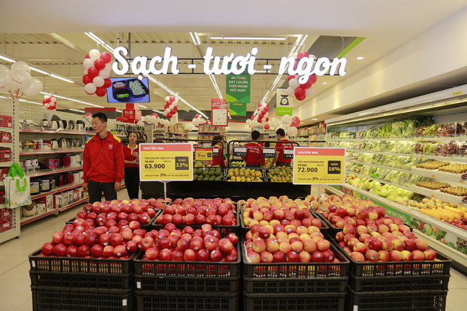 Những si&ecirc;u thị Fivimart cũ trước đ&acirc;y như được lột x&aacute;c ho&agrave;n to&agrave;n trong m&agrave;u &aacute;o VinMart. Những quầy kệ được bố tr&iacute; một c&aacute;ch khoa học, hiện đại, tiện lợi cho người ti&ecirc;u d&ugrave;ng.