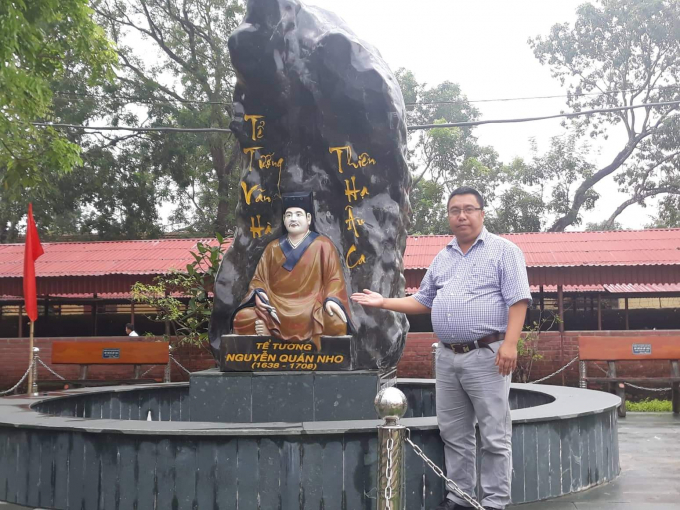 Cựu học sinh L&ecirc; Ngọc Anh chụp h&igrave;nh lưu niệm b&ecirc;n tượng Danh nh&acirc;n Nguyễn Qu&aacute;n Nho