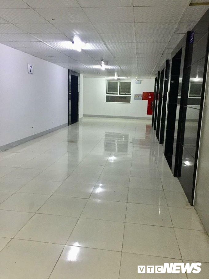 Sảnh h&agrave;nh lang chung cư rộng r&atilde;i.