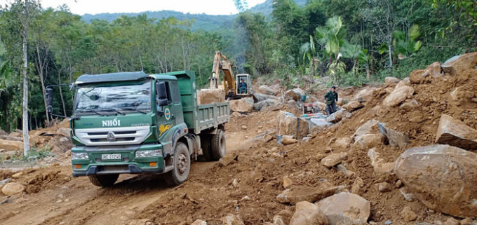 C&ocirc;ng ty TNHH Qu&acirc;n Sơn đang vận chuyển đ&aacute; ra ngo&agrave;i khu vực. Ảnh: Vũ Thượng.