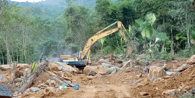 M&aacute;y m&oacute;c hoạt động hết c&ocirc;ng suất tại mỏ đ&aacute; bazan l&agrave; đất rừng sản xuất. Ảnh: Vũ Thượng.