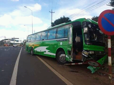 Xe kh&aacute;ch bị hư hỏng sai khi t&ocirc;ng xe &ocirc; t&ocirc; 7 chỗ.