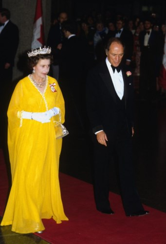 L&agrave; người đứng đầu Ho&agrave;ng gia n&ecirc;n Nữ ho&agrave;ng Elizabeth đều thể hiện phong th&aacute;i của một qu&yacute; tộc trong những bộ c&aacute;nh to&aacute;t l&ecirc;n vẻ thanh lịch, sang trọng, đặc biệt đầm dạ hội lu&ocirc;n được may đo cầu k&igrave;, c&ocirc;ng phu.&nbsp;