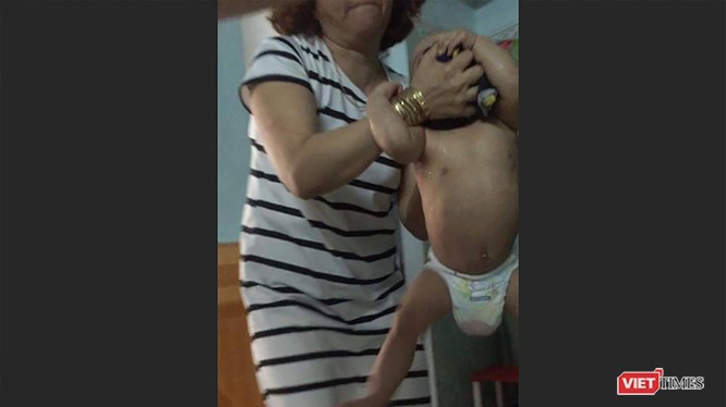 H&igrave;nh ảnh phạm tội của bị c&aacute;o Đinh Thị Hồng, chủ cơ sở nh&oacute;m trẻ Mẹ Mười.