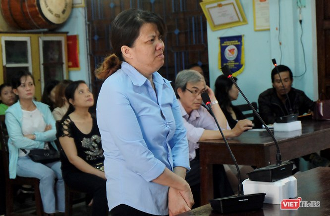 &nbsp;Bị c&aacute;o Đinh Thị Hồng, chủ cơ sở nh&oacute;m trẻ Mẹ Mười tại t&ograve;a.