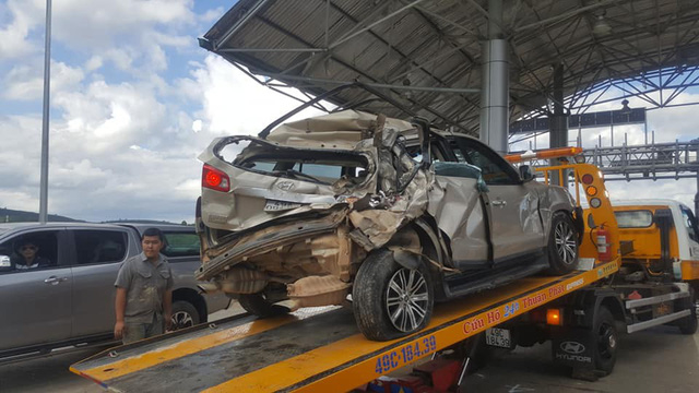 Chiếc &ocirc; t&ocirc; 7 chỗ bị t&ocirc;ng bẹp d&uacute;m, 3 người tr&ecirc;n xe bị thương nặng.