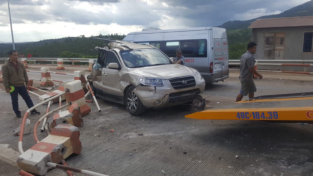 L&acirc;m Đồng: &Ocirc; t&ocirc; 7 chỗ bị xe kh&aacute;ch đ&acirc;m bẹp d&uacute;m trong l&uacute;c mua v&eacute; tại BOT