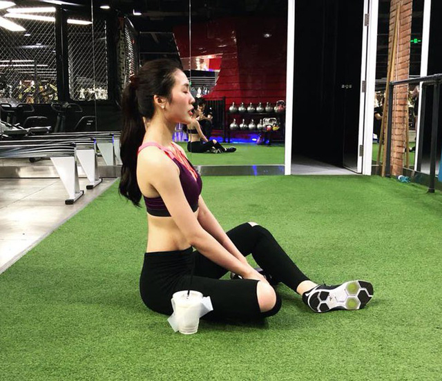 Ngo&agrave;i tập gym, c&ocirc; c&ograve;n chạy bộ, tập sexy dance để thư gi&atilde;n cơ thể.