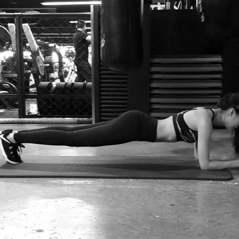 Về ăn uống, hầu như c&ocirc; chỉ ăn rau luộc v&agrave; thịt g&agrave;. C&ocirc; ăn s&aacute;ng bằng 1/2 b&aacute;t cơm với g&agrave;, c&aacute; hoặc trứng luộc, uống 1 ly nước &eacute;p rồi đi tập gym. Đến buổi trưa v&agrave; tối, Tường Linh ăn nhẹ với salad rau, thịt g&agrave; hoặc c&aacute;.