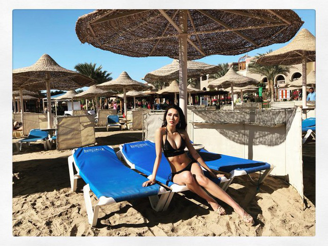 Tường Linh năm nay 23 tuổi, l&agrave; con &uacute;t trong một gia đ&igrave;nh vi&ecirc;n chức tại Ph&uacute; Y&ecirc;n, c&oacute; mẹ l&agrave; Nh&agrave; gi&aacute;o ưu t&uacute; dạy m&ocirc;n văn trường chuy&ecirc;n Lương Văn Ch&aacute;nh, ba l&agrave;m việc trong qu&acirc;n đội. Người đẹp c&oacute; khả năng giao tiếp tốt bằng tiếng Anh. Mới đ&acirc;y, Tường Linh g&acirc;y bất ngờ với c&ocirc;ng ch&uacute;ng về quyết định tiếp tục thử sức m&igrave;nh ở một cuộc thi nhan sắc trong nước l&agrave; Hoa hậu Bản sắc Việt to&agrave;n cầu 2018 v&igrave; trước đ&oacute; c&ocirc; từng gi&agrave;nh Hoa hậu Sắc đẹp Ch&acirc;u &Aacute; 2017, Top 8 Hoa hậu Li&ecirc;n lục địa 2017, &Aacute; qu&acirc;n The Face.