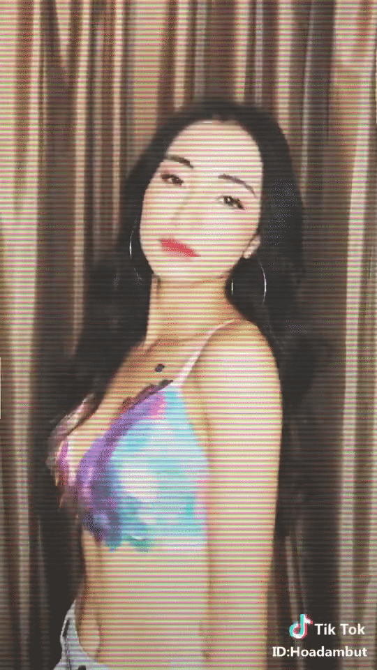 H&ograve;a Minzy chia sẻ, thời điểm nặng 52 kg c&ocirc; rất &aacute;m ảnh v&igrave; da bị rạn, cằm nọng v&agrave; eo ngấn mỡ. Ch&iacute;nh v&igrave; vậy, c&ocirc; t&igrave;m đủ mọi c&aacute;ch để giảm c&acirc;n. N&oacute;i về b&iacute; quyết giảm c&acirc;n, H&ograve;a Minzy cho hay l&uacute;c đầu c&oacute; d&ugrave;ng đến thuốc giảm c&acirc;n nhưng được 5 ng&agrave;y th&igrave; bỏ v&igrave; kh&ocirc;ng thể chịu được m&ugrave;i. Sau đ&oacute;, nữ ca sĩ &aacute;p dụng chế độ ăn uống khoa học hơn.