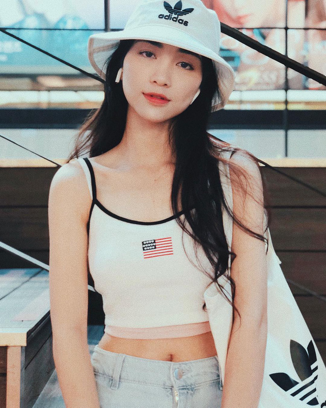 B&ecirc;n cạnh đ&oacute;, cứ c&aacute;ch 1 ng&agrave;y, giọng ca sinh năm 1995 sẽ ăn th&ecirc;m 1 bữa c&oacute; thịt g&agrave; để bổ sung protein. Ngo&agrave;i ra, c&ocirc; chăm chỉ tập gym để loại bỏ mỡ thừa v&agrave; tăng cơ. Uống nhiều nước cũng l&agrave; điều rất cần thiết để thanh lọc cơ thể. Hoặc d&ugrave;ng nước lọc hoặc nước tr&aacute;i c&acirc;y kh&ocirc;ng đường đều tốt.