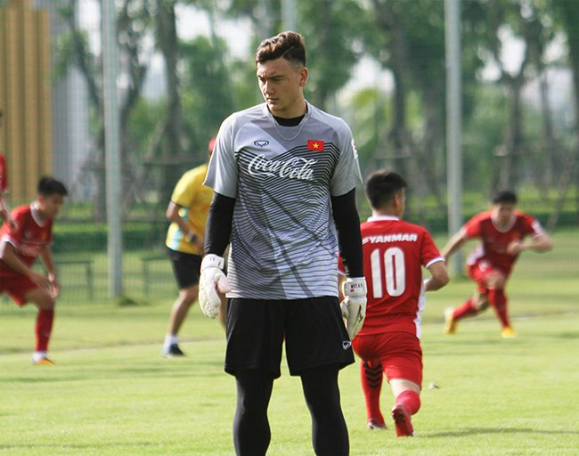 nhưng Văn L&acirc;m vẫn thể hiện sự chắc chắn trong khung gỗ ở tuyển Việt Nam.