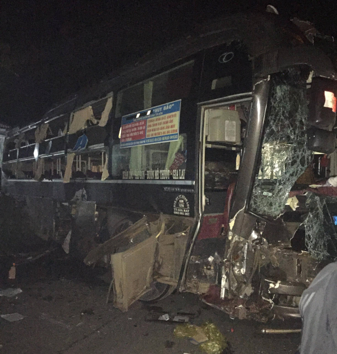 Xe kh&aacute;ch hư hỏng, biến đạng sau tai nạn.