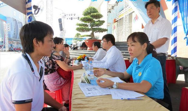 Anh, chị em c&ocirc;ng nh&acirc;n thắc mắc li&ecirc;n quan đến ph&aacute;p luật nhờ c&aacute;n bộ c&ocirc;ng đo&agrave;n tư vấn.