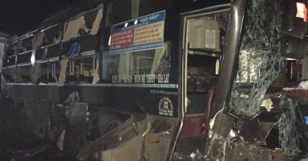 Bình Dương: Phụ xe tử vong sau khi xe khách mất lái lao vào nhà dân