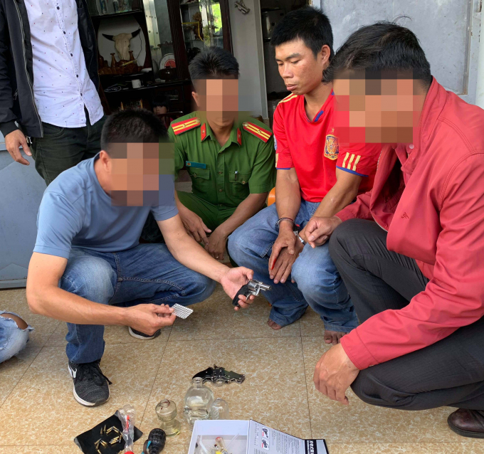 Lực lượng chức năng đang kiểm tra số s&uacute;ng đạn m&agrave; Thắng t&agrave;ng trữ.