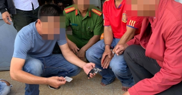 Bắt quả tang đối tượng bán ma túy và tàng trữ "hàng nóng"