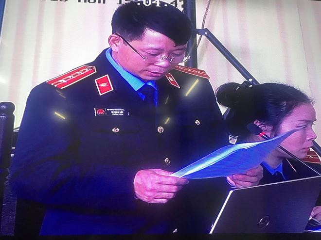 Đại diện VKS đọc c&aacute;o trạng tại phi&ecirc;n t&ograve;a chiều nay.