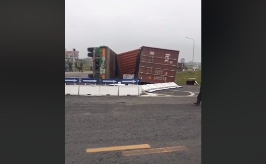 Hiện trường vụ tai nạn. Ảnh cắt từ clip.