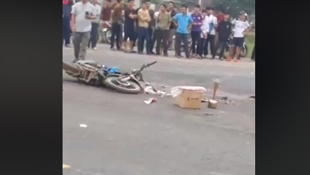 Chiếc xe m&aacute;y bị hư hỏng nặng, 2 người ng&ocirc;i tr&ecirc;n xe tử vong tại chỗ. Ảnh căt từ clip.