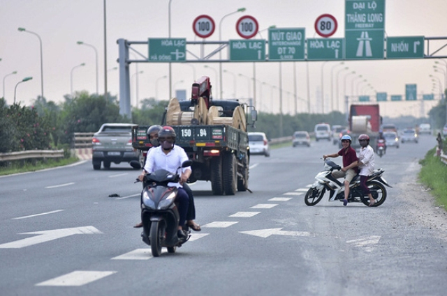 Nhiều người đi xe m&aacute;y v&agrave;o b&ecirc;n trong l&agrave;n &ocirc; t&ocirc; Đại lộ Thăng Long đ&atilde; quay đầu bỏ chạy khi thấy lực lượng chức năng, đi ngược chiều bất chấp nguy hiểm. Ảnh B&aacute;o Giao Th&ocirc;ng