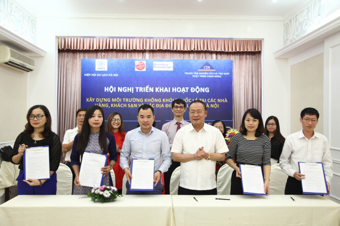 C&aacute;c đơn vị k&yacute; cam kết thực hiện luật ph&ograve;ng, chống t&aacute;c hại của thuốc l&aacute;.