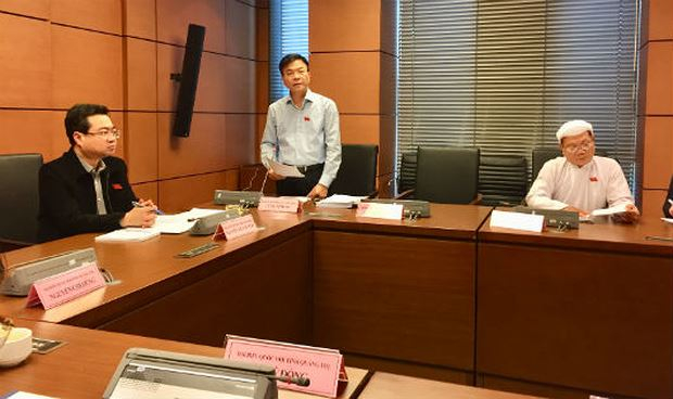 Bộ trưởng L&ecirc; Th&agrave;nh Long cho &yacute; kiến về dự &aacute;n Luật THAHS (sửa đổi) tại phi&ecirc;n họp chiều 12/10