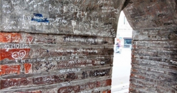 Vẽ bậy lên di tích: Trách nhiệm quản lý hay ý thức du khách