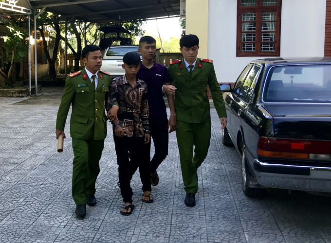 C&ocirc;ng an đ&atilde; bắt giữ c&aacute;c đ&ocirc;i tượng.