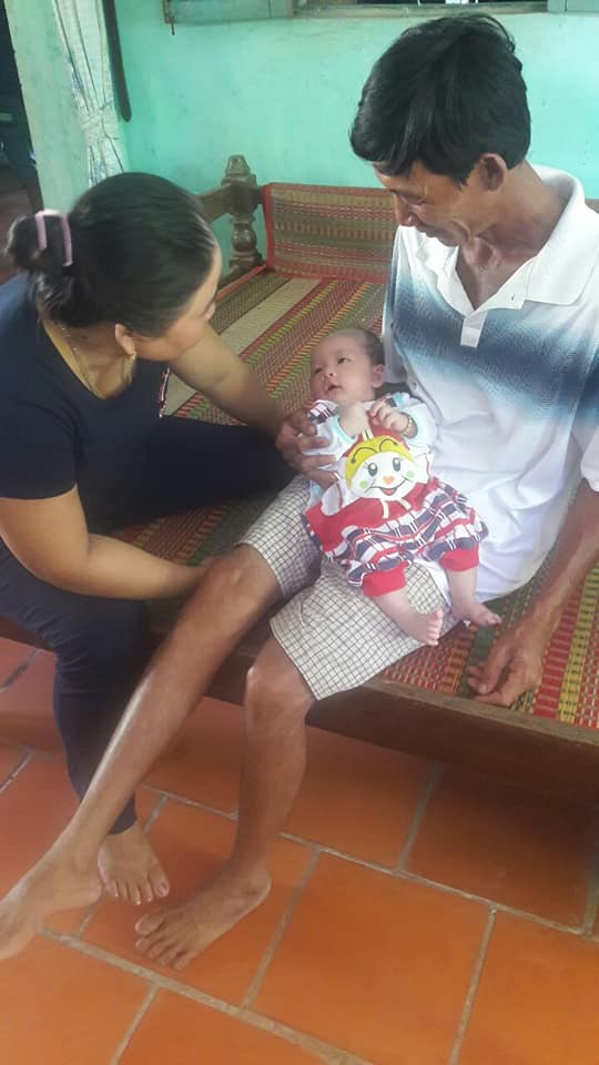 Đằng sau bức ảnh &ocirc;ng b&agrave; bế ch&aacute;u ngoại l&agrave; c&acirc;u chuyện khiến ai lấy chồng xa cũng rưng rưng. Ảnh: H.T