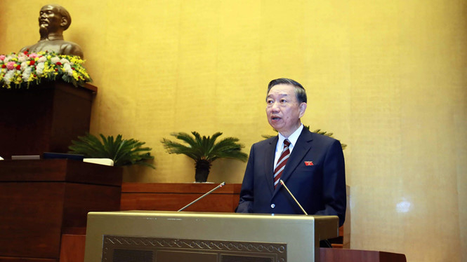 Bộ trưởng Bộ C&ocirc;ng an T&ocirc; L&acirc;m thừa ủy quyền tr&igrave;nh b&agrave;y b&aacute;o c&aacute;o trước Quốc hội.&nbsp;(Ảnh: Quochoi.vn)