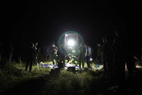 Cơ quan chức năng kh&aacute;m nghiệm hiện trường.