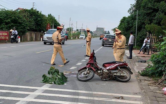 Lực lượng chức năng c&oacute; mặt phong tỏa hiện trường vụ việc.