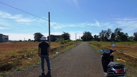 Sau khi thu gom đất n&ocirc;ng nghiệp, chủ đất đầu tư l&agrave;m đường giao th&ocirc;ng, k&eacute;o điện rồi t&aacute;ch thửa ra b&aacute;n.