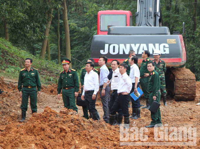 Ph&oacute; Chủ tịch tỉnh Bắc Giang, &ocirc;ng Dương Văn Th&aacute;i c&ugrave;ng l&atilde;nh đạo huyện Hiệp H&ograve;a, Sở N&ocirc;ng nghiệp v&agrave; PTNT c&oacute; mặt tại hiện trường để kiểm ra, chỉ đạo xử l&yacute; t&igrave;nh trạng n&uacute;i nứt g&acirc;y ảnh hưởng đến người d&acirc;n. (Ảnh B&aacute;o Bắc Giang).