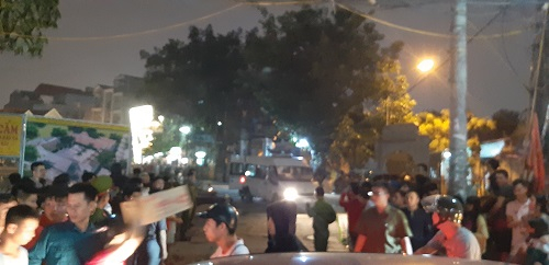 Xe y tế được điều đến để chuyển x&aacute;c nạn nh&acirc;n đi.