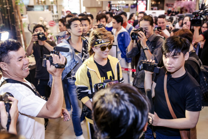 Đ&agrave;m Vĩnh Hưng trẻ trung vượt tuổi, xuất hiện chuẩn nam thần trong buổi ra mắt MV