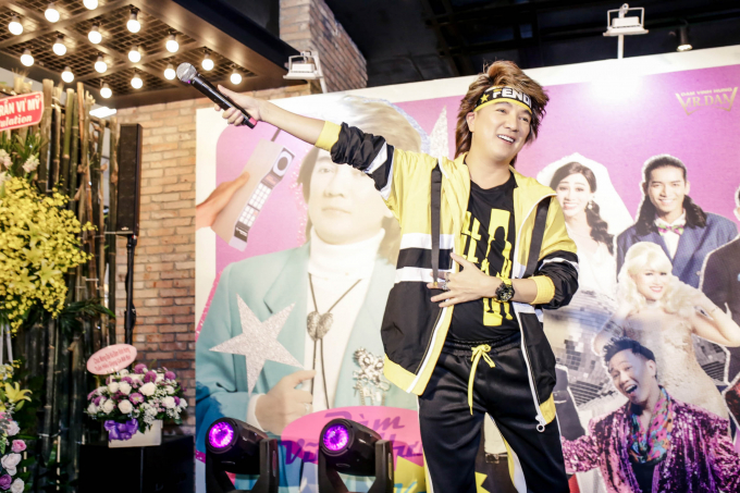 Đ&agrave;m Vĩnh Hưng trẻ trung vượt tuổi, xuất hiện chuẩn nam thần trong buổi ra mắt MV