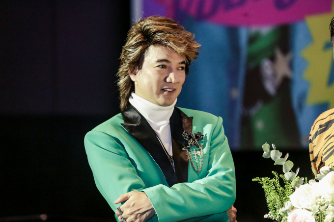 Đ&agrave;m Vĩnh Hưng trẻ trung vượt tuổi, xuất hiện chuẩn nam thần trong buổi ra mắt MV