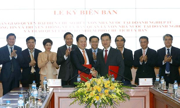 Mặc d&ugrave; đ&atilde; b&agrave;n giao VNPT v&agrave; MobiFone sang &ldquo;si&ecirc;u&rdquo; Ủy ban song Bộ TT&amp;amp;amp;TT vẫn sẽ phối hợp để tiếp tục th&uacute;c đẩy 2 DN n&agrave;y ph&aacute;t triển hơn nữa&hellip;