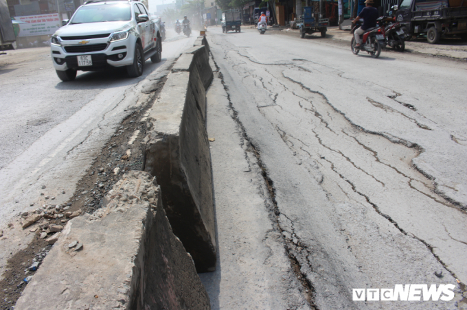 Con đường n&agrave;y&nbsp;xuống cấp, sụt l&uacute;n nghi&ecirc;m trọng. Khi triều cường d&acirc;ng cao, những ổ g&agrave;, ổ voi n&agrave;y trở th&agrave;nh những c&aacute;i bẫy cực kỳ nguy hiểm, sẵn s&agrave;ng