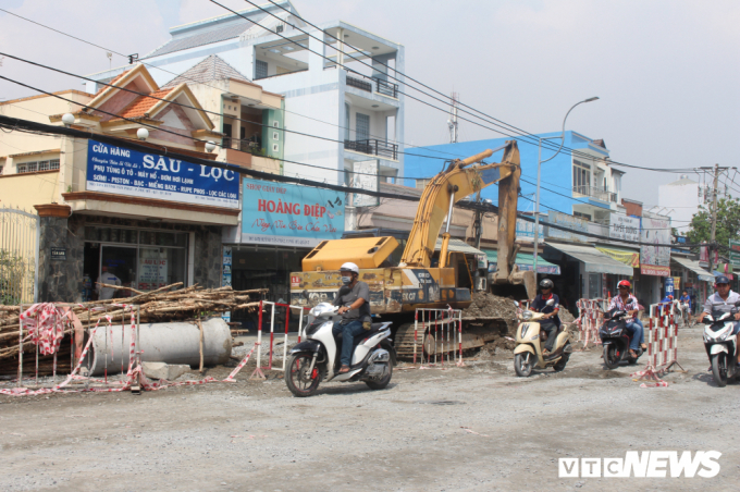 Người tham gia giao th&ocirc;ng căng m&igrave;nh luồn l&aacute;ch qua những l&ocirc; cốt, r&agrave;o chắn.&nbsp;