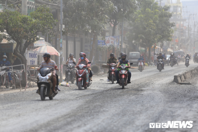 Bụi bẩn bao phủ tuyến đường.