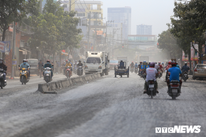B&agrave; Nguyền Thị Mại (người d&acirc;n sống ở đ&acirc;y) chia sẻ mong muốn đường Huỳnh Tấn Ph&aacute;t sớm n&acirc;ng cấp xong để người d&acirc;n kh&ocirc;ng phải sống trong cảnh bất an.
