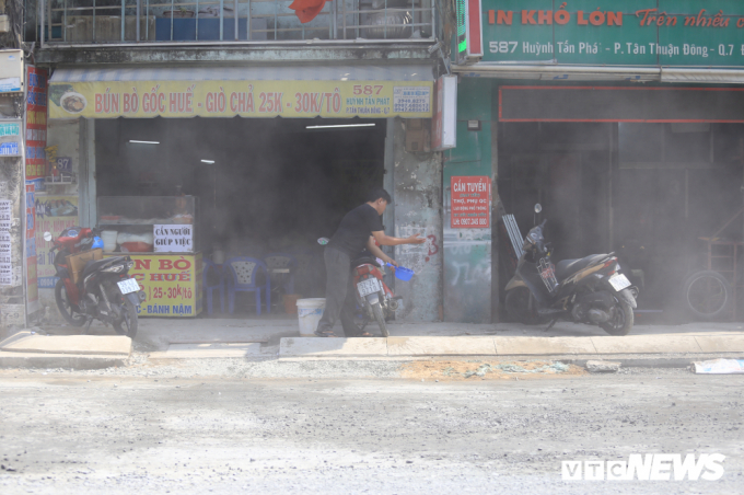 &ldquo;Đ&acirc;y c&oacute; lẽ l&agrave; đường xấu nhất, nguy hiểm nhất th&agrave;nh phố. Nếu kh&ocirc;ng ho&agrave;n th&agrave;nh con đường n&agrave;y sớm th&igrave; nhiều vụ tai nạn thương t&acirc;m sẽ tiếp diễn&rdquo;, b&agrave; Mại cho hay.