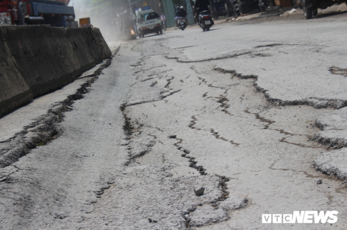 Theo thiết kế, dự &aacute;n n&acirc;ng cấp, sửa chữa đường Huỳnh Tấn Ph&aacute;t với kinh ph&iacute; hơn 250 tỷ đồng. Đơn vị thi c&ocirc;ng lắp đặt hệ thống cống tho&aacute;t nước mới c&oacute; đường k&iacute;nh 800mm - 2.000mm dưới l&ograve;ng đường, tận dụng hệ thống cống v&agrave; hố ga cũ. Mặt đường sẽ n&acirc;ng l&ecirc;n cao th&ecirc;m 20cm - 30cm, tuy nhi&ecirc;n kh&ocirc;ng g&acirc;y ảnh hưởng đến nh&agrave; d&acirc;n hai b&ecirc;n đường.