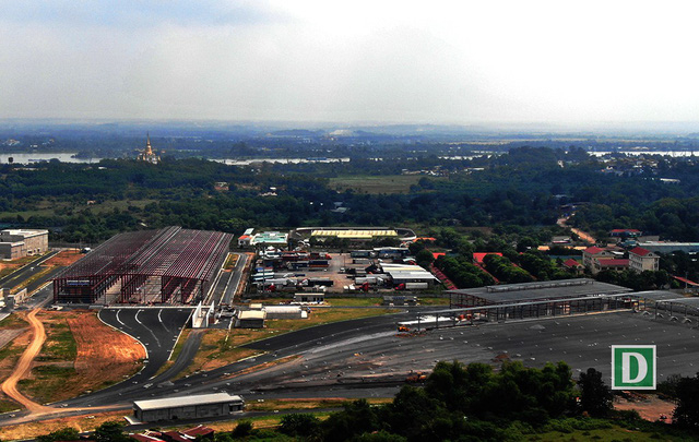 Depot Long B&igrave;nh rộng 20ha, hiện được tập trung thi c&ocirc;ng hệ thống tho&aacute;t nước ch&iacute;nh, phần nh&agrave; xưởng sửa chữa đầu m&aacute;y toa xe v&agrave; xưởng bảo dưỡng hạ tầng.